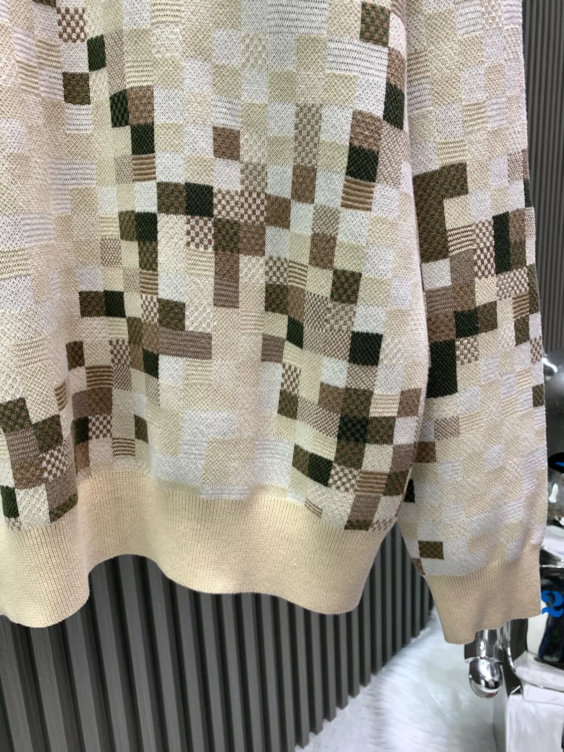 🅿️460 🀄️ Louis Vuitton Louis Vuitton 26 early spring new style LV Louis Vuitton camouflage checkerboard round neck pullover YB purchased the pattern. It is woven with 23 counts of combed cotton and 8 colors of yarn. The other 7 colors are custom dyed. The weaving piece is a 16-needle STOLL imported machine. The weaving time is 370 minutes/piece. 16-needle finer yarn is woven in 8 colors at the same time. Adding a variety of tissue jacquards increases the difficulty of the loom. There are many holes to sew with 22 stitches on the sewing plate. The embroidery requires secondary clamping. The collar, shirt legs and cuffs all need to be picked. The overall workmanship is very complicated. The embroidery is added with heat-capacitating glue and needs to be hot-glued to ensure quality. The checkerboard pattern needs to be positioned so the speed is slow. Each process of the whole garment is slow and time-consuming. Customized three-standard accessories are developed based on the original version. Same style for men and women. It is recommended to dry clean or machine wash the reverse side in cold water.